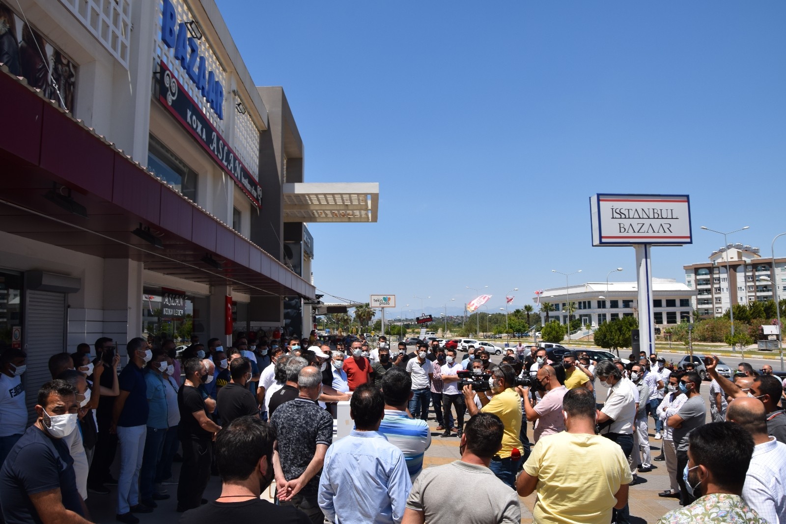 Turizm bölgesi Kundu’da toplanan esnaf, yeni saat ayarlaması istedi