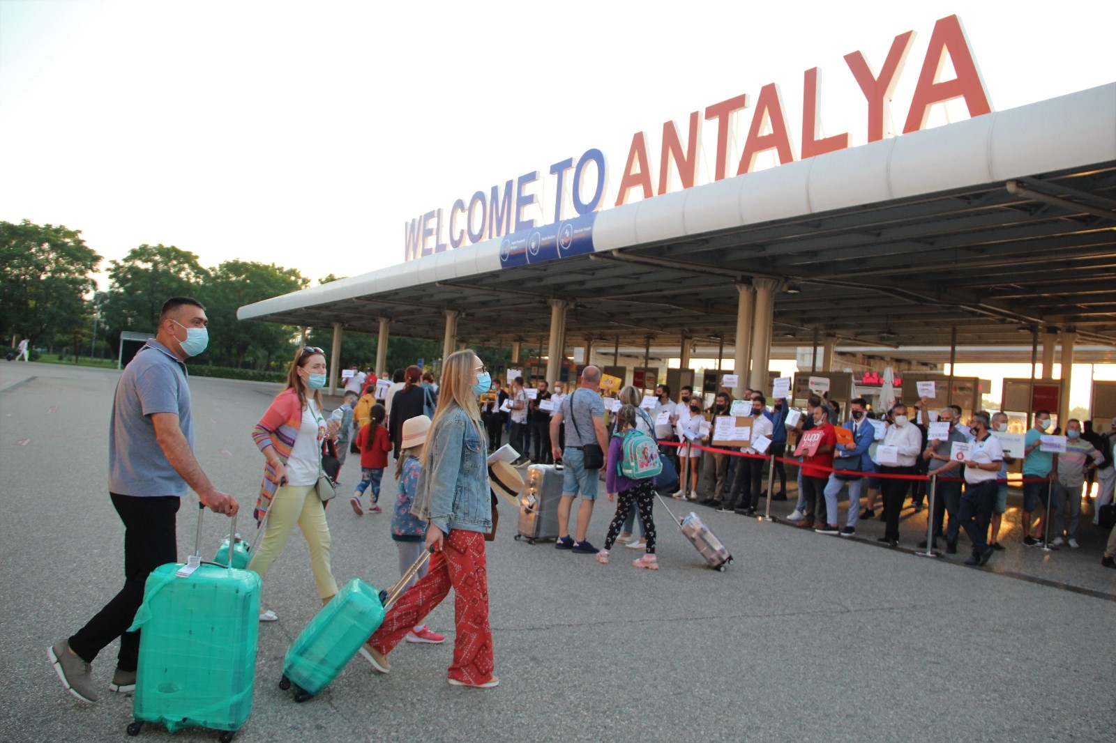 Turizm kenti Antalya’ya Rus turist akını başladı