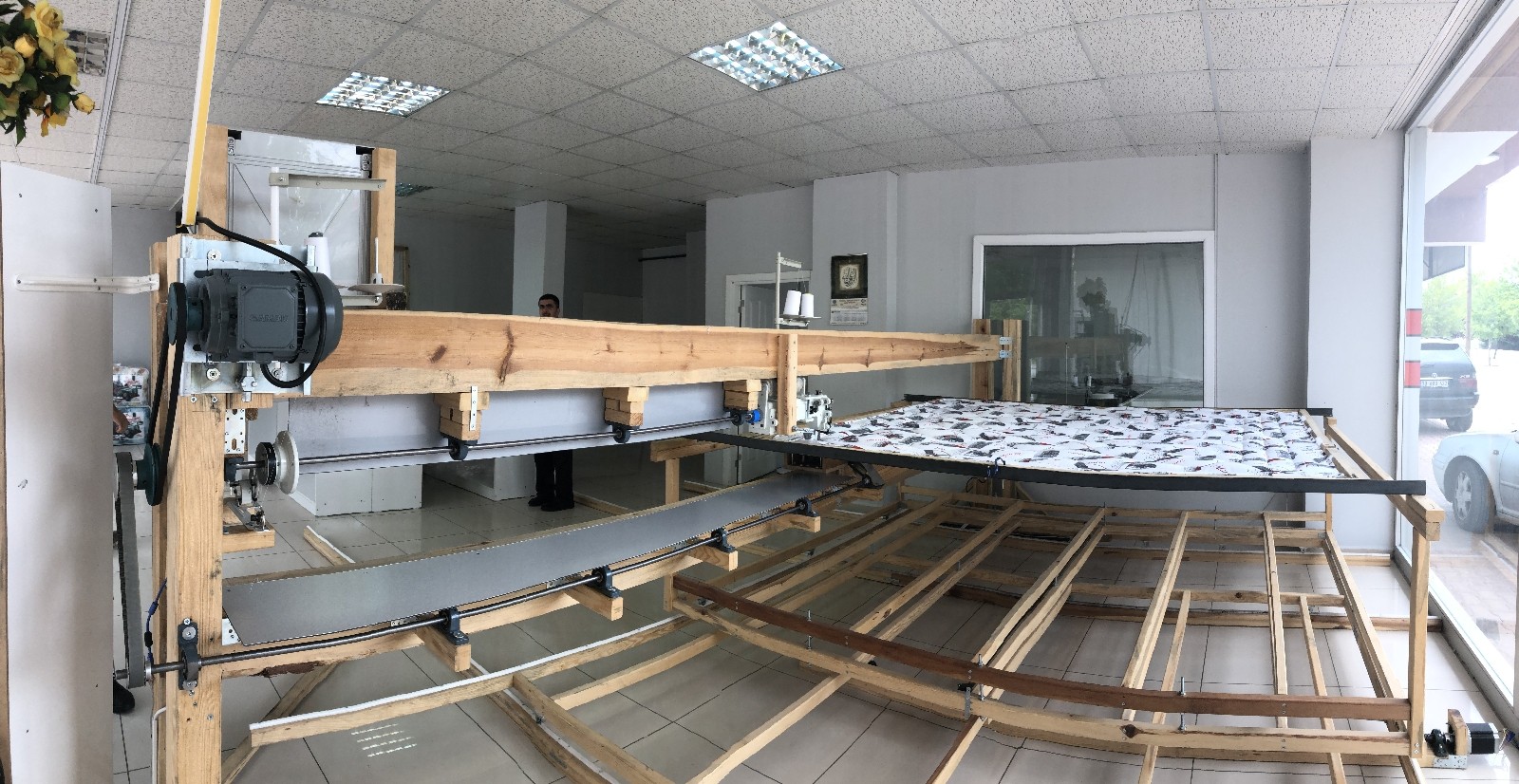 Dikim makinesi fiyatı yüksek olunca ahşaptan kendisi üretti