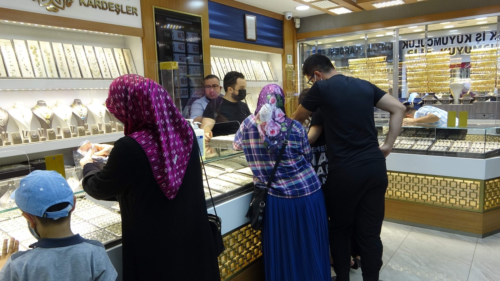 Altın fiyatlarındaki düşüş kuyumcuları hareketlendirdi