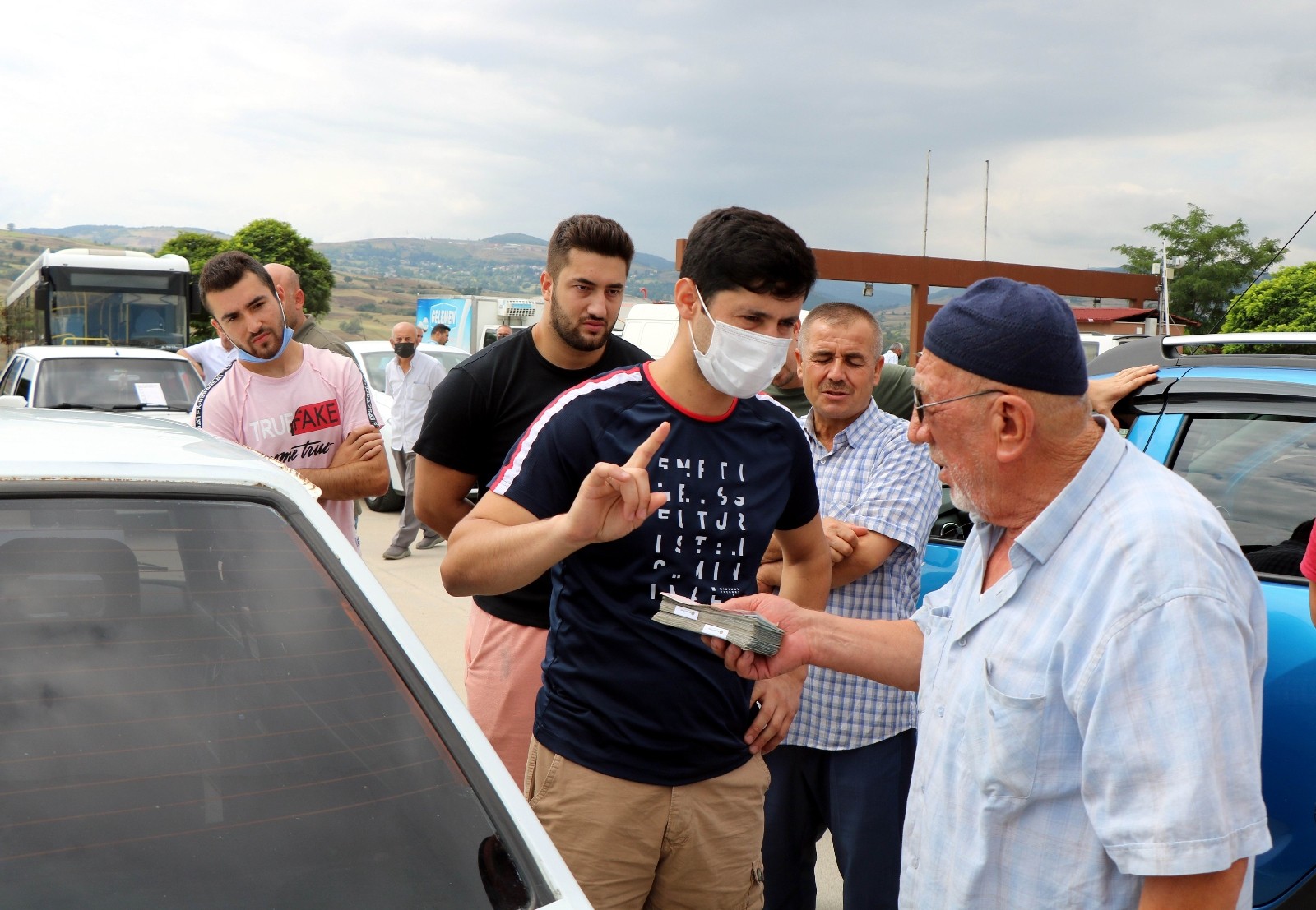 İkinci el oto pazarında alan da satan da şikayetçi