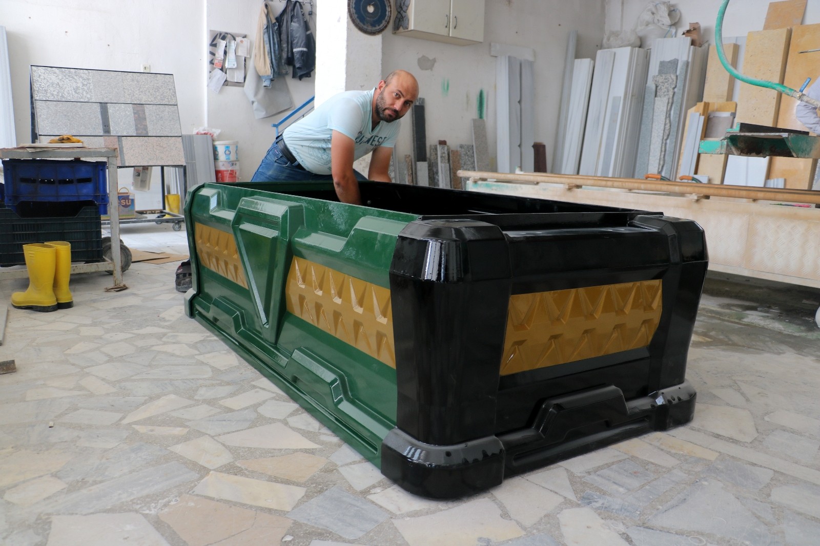 Batıda saksı mezar olarak kullanılıyor, 40 yıl ömrü var