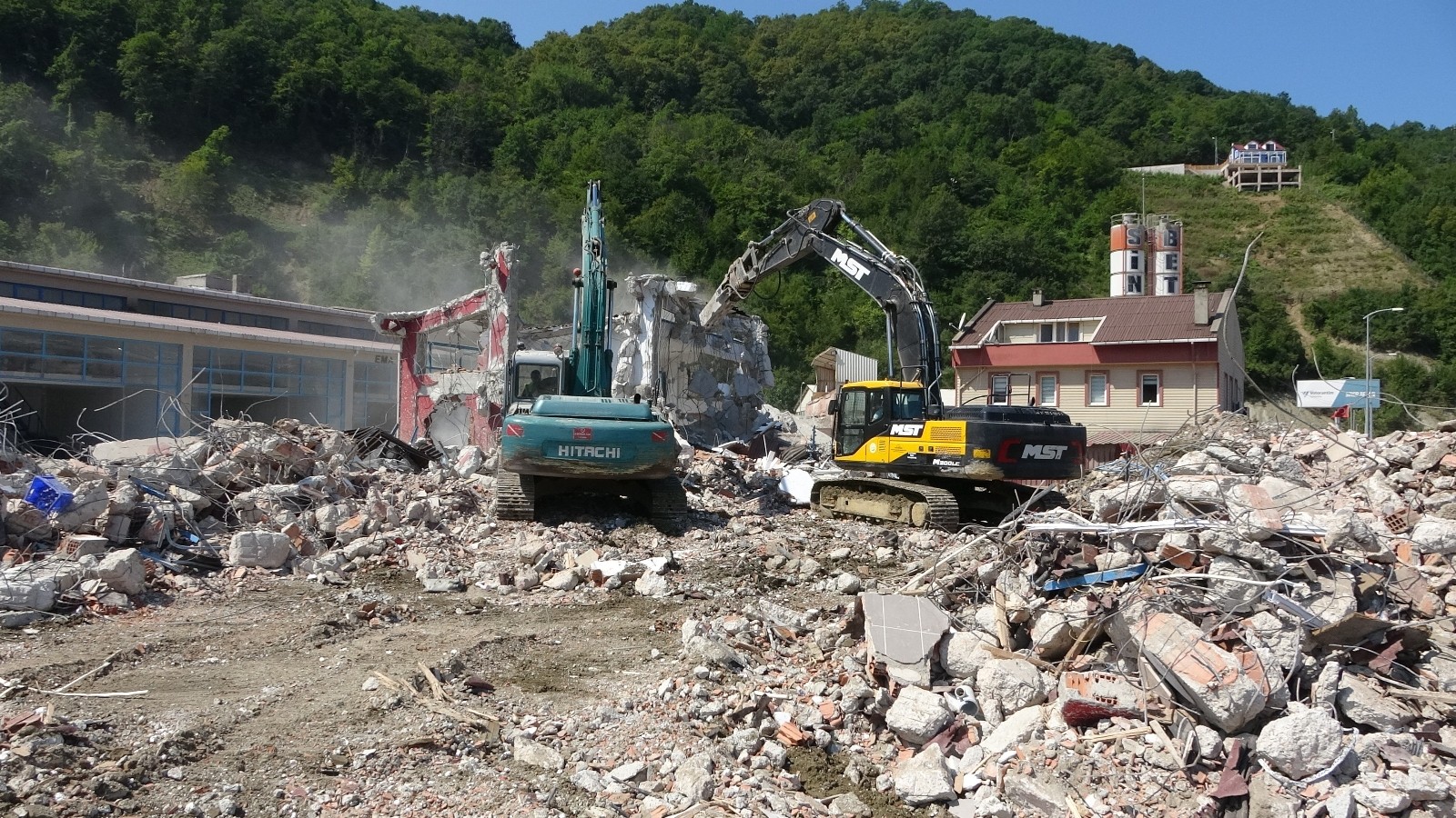 Ayancık’ta felaketin sanayi sitesindeki boyutu ortaya çıktı: Selde hasar gören 56 iş yeri yıkılıyor