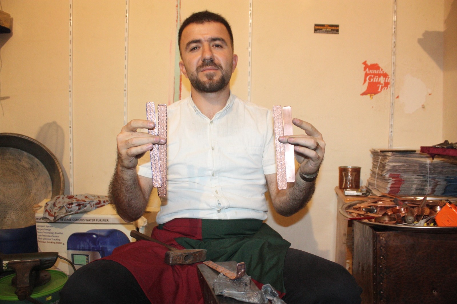 Bakır bileziğe motif katarak yeni neslin kullanabileceği hale getirdi