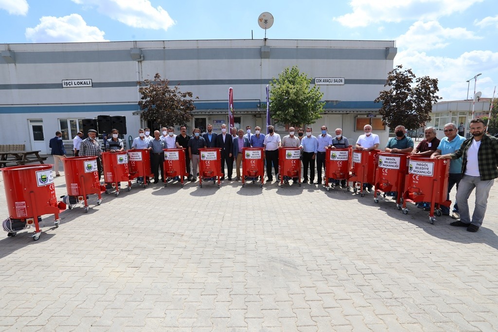 14 kırsal mahalleye ceviz soyma makinesi verildi