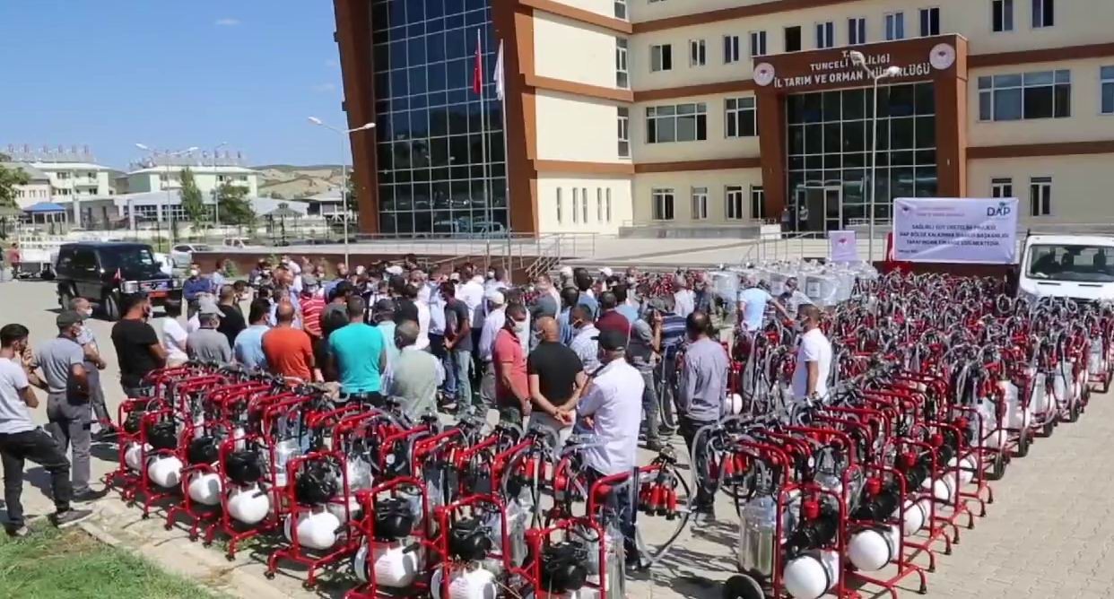 Tunceli’de çiftçilere süt sağım makinesi ve soğutma tankı dağıtıldı