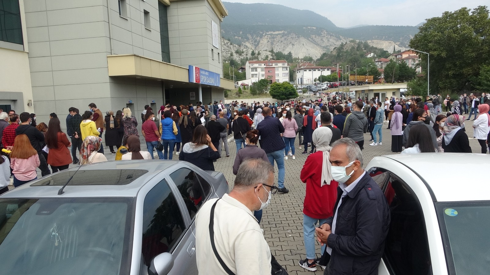 Resmi kurum olunca işsizlerden çok başka işte çalışanlar başvurdu