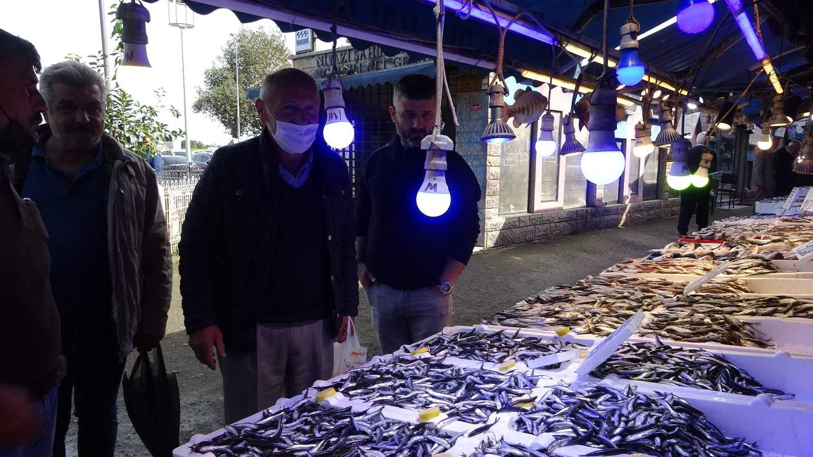 Hamsinin fiyatı 10 TL’ye kadar gerileyince vatandaş tezgahlara akın etti