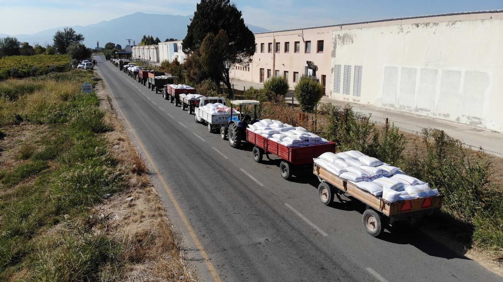 (Özel) TMO’nun üzüm alımına ilgi gösteren üreticiler uzun kuyruklar oluşturdu
