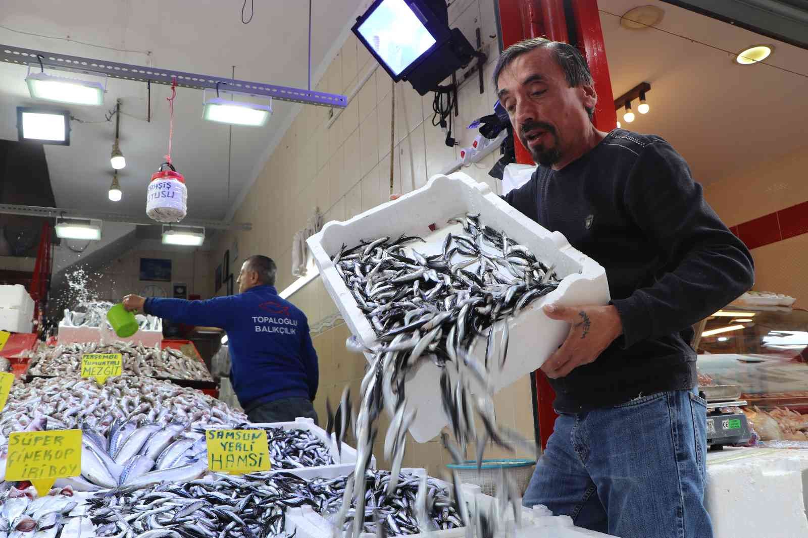 1 hafta önce 40 TL olan hamsi 15 TL’ye kadar düştü