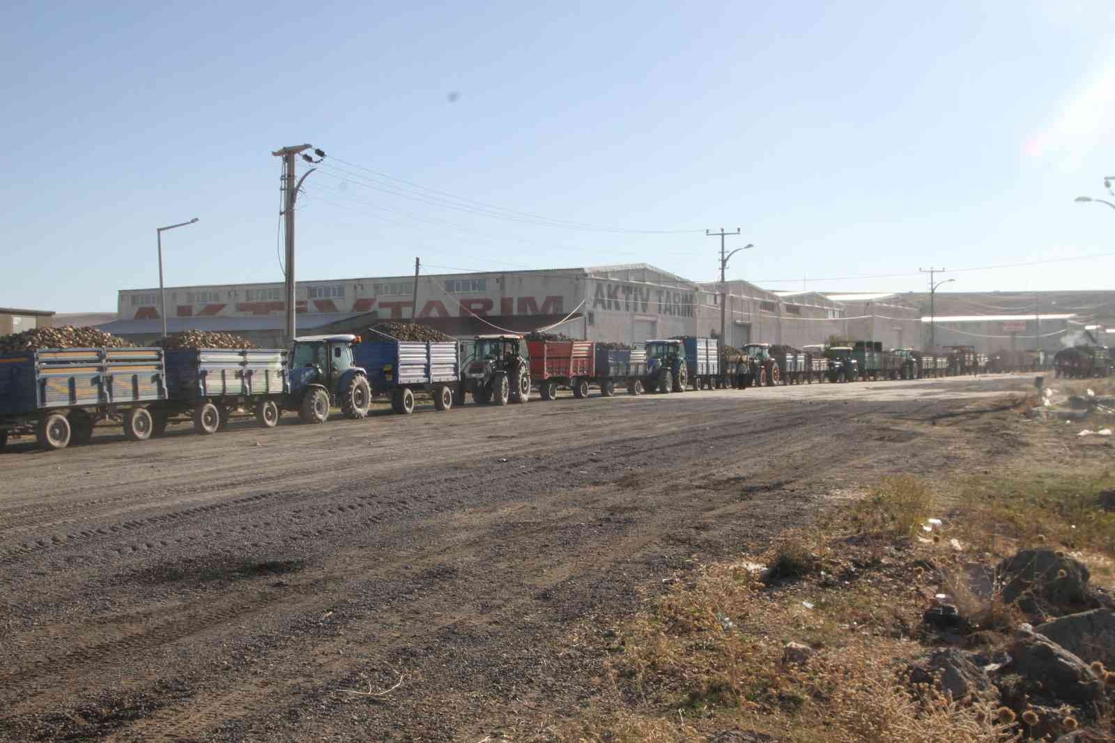 Malazgirt’te kilometrelerce pancar kuyruğu oluştu