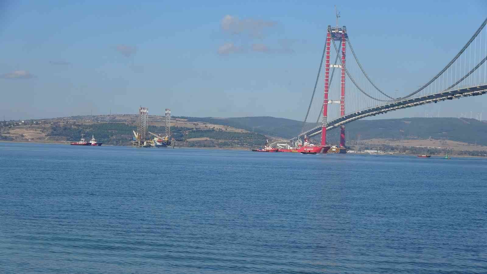 Dev platform 57 metre suya batırılarak 1915 Çanakkale Köprüsü altından geçti