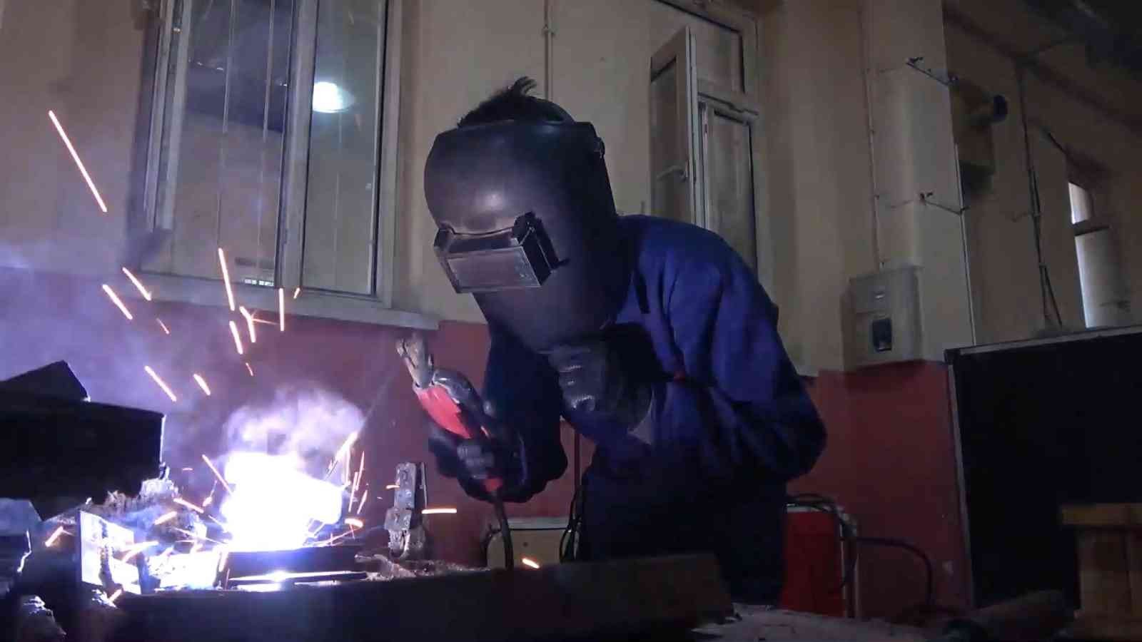 Meslek lisesi öğrencileri "eğitim" için ter döküyor: Ülke ekonomisine yılda 1 milyon 200 bin lira katkı sağlıyor