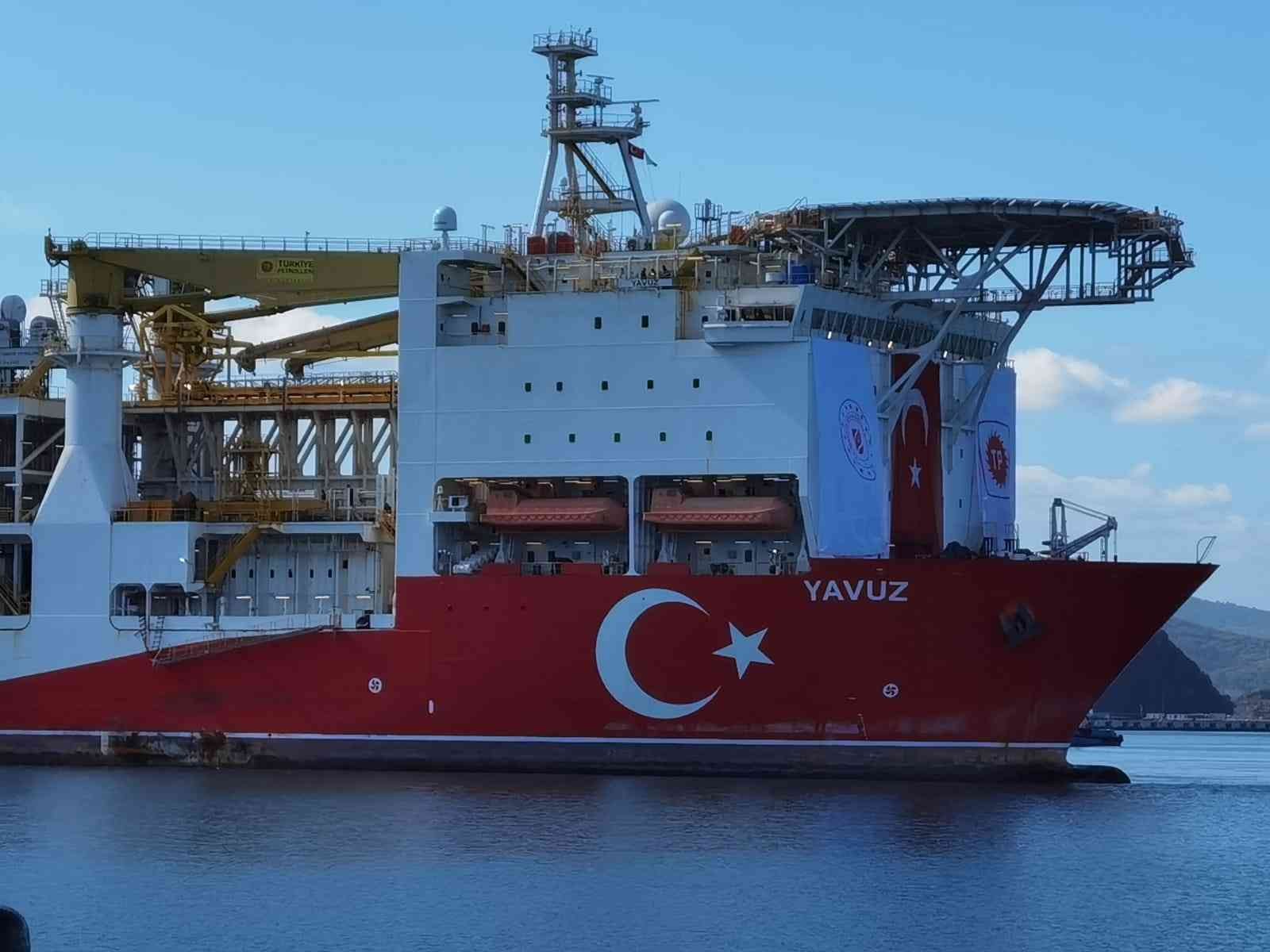 Yavuz Sondaj Gemisi’nin kule montajı için vinçler kuruluyor