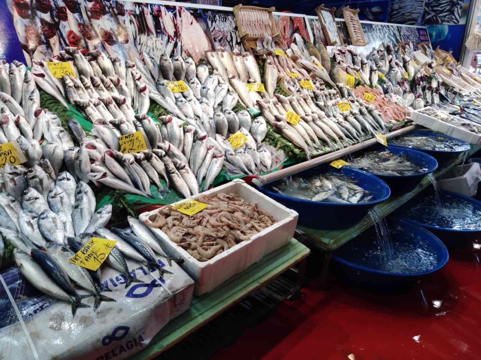 Balık tezgahlarında lüfer balığı yerini hamsiye bıraktı