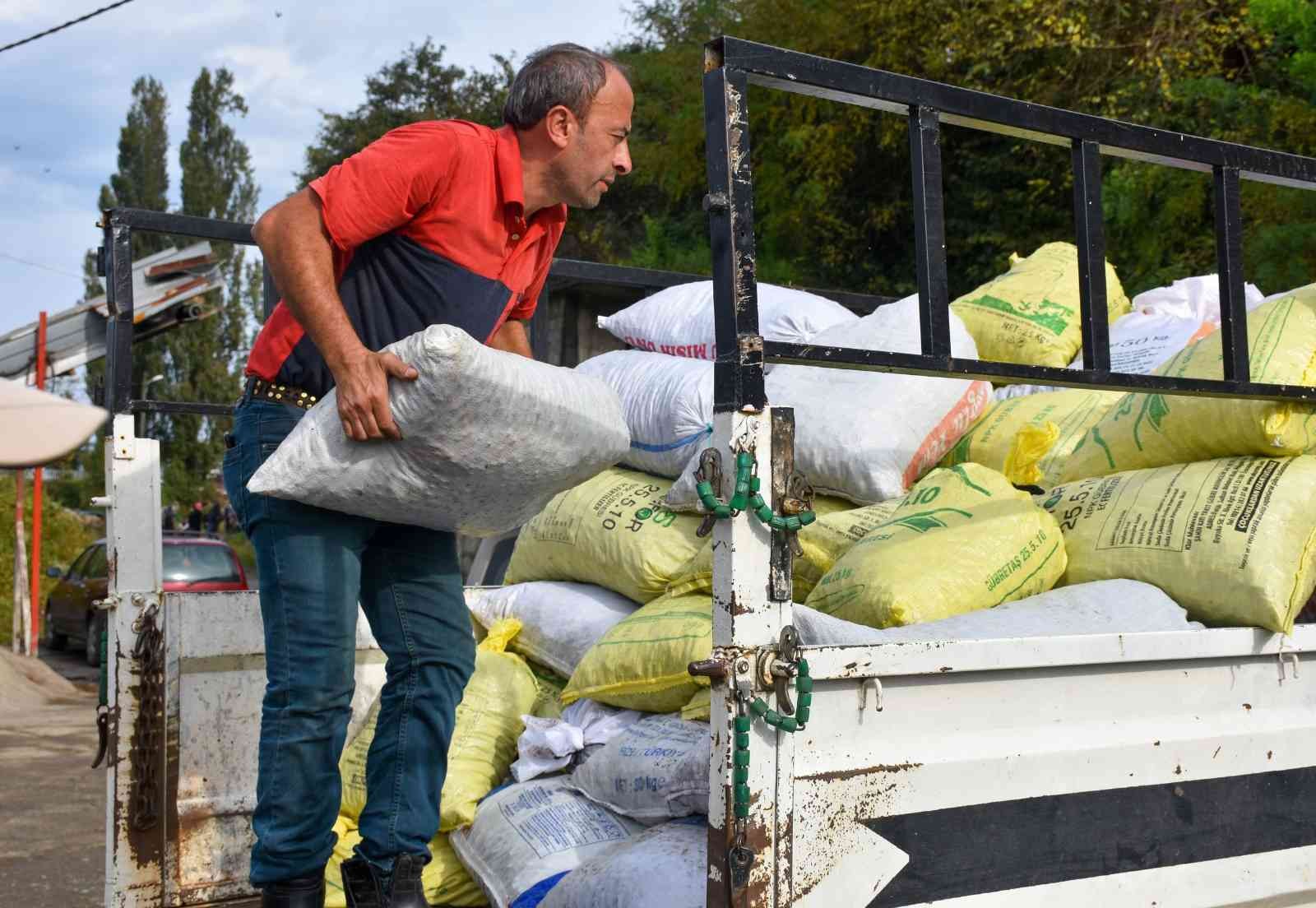 Üretici bu kez çay tohumu için bahçeye girdi