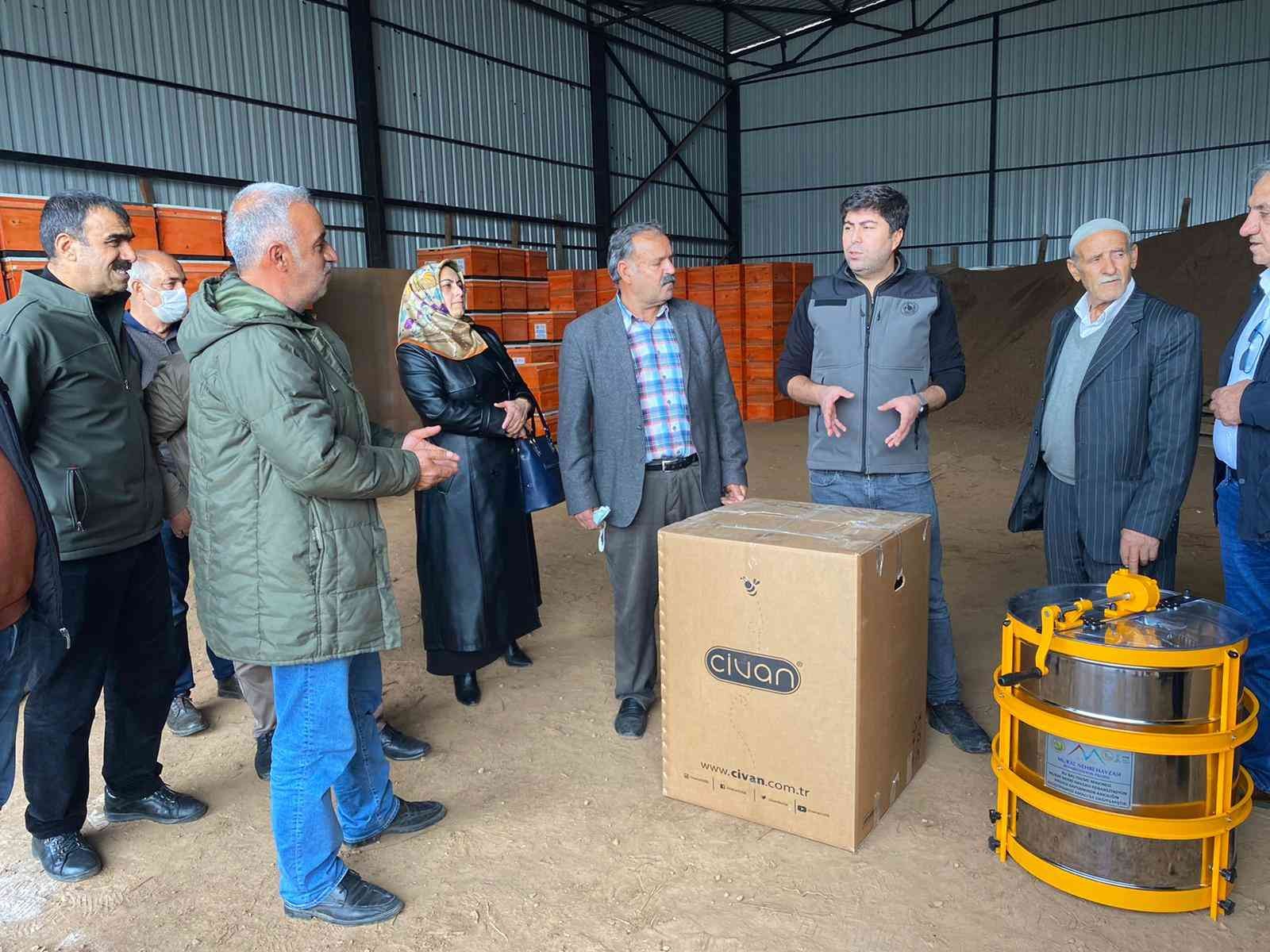 Bingöl’de arıcılara 25 adet bal süzme makinesi dağıtıldı