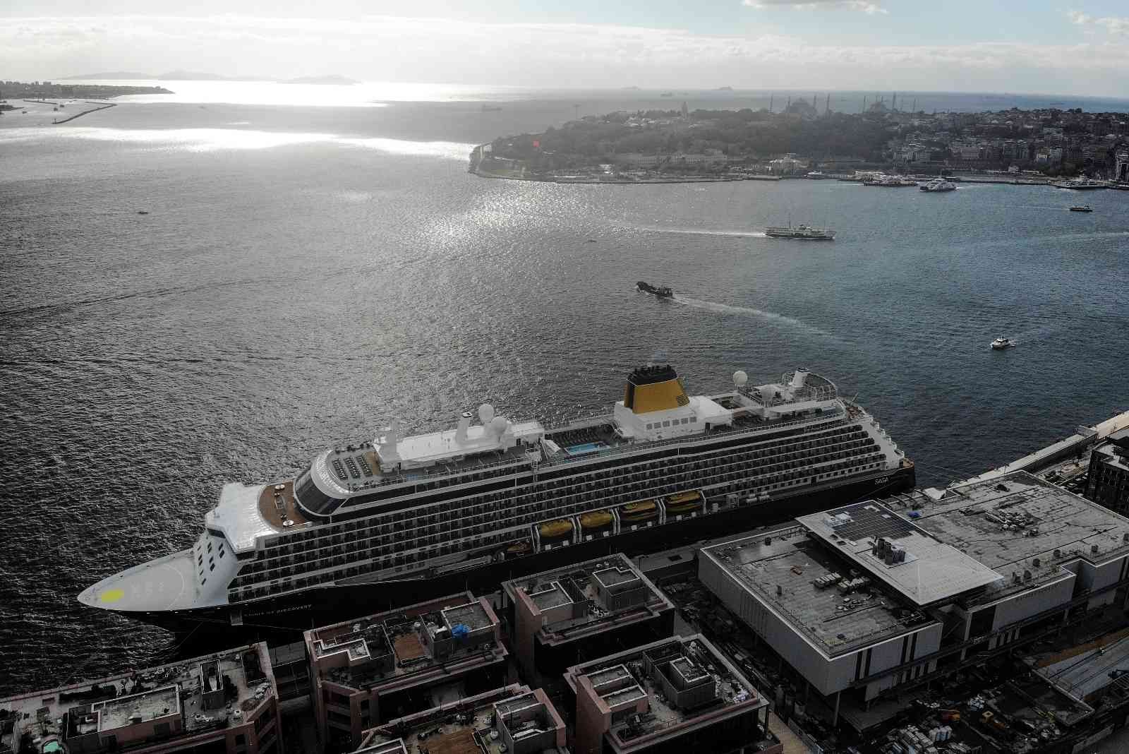 Dev kruvaziyer gemisi İstanbul’a demirledi