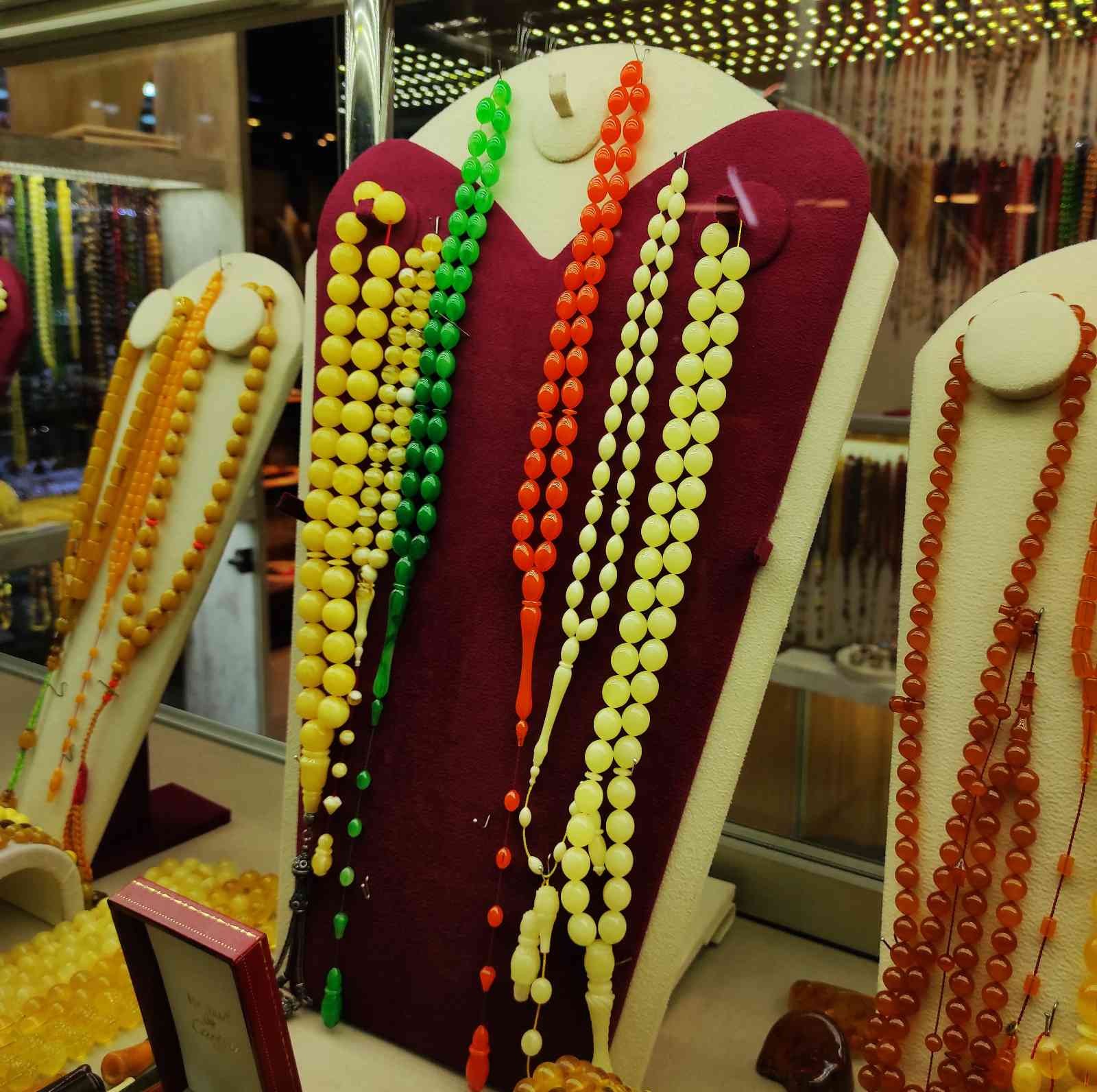 (ÖZEL) Tarihi Kapalıçarşı’da Osmanlı usulü tespihler göz kamaştırıyor