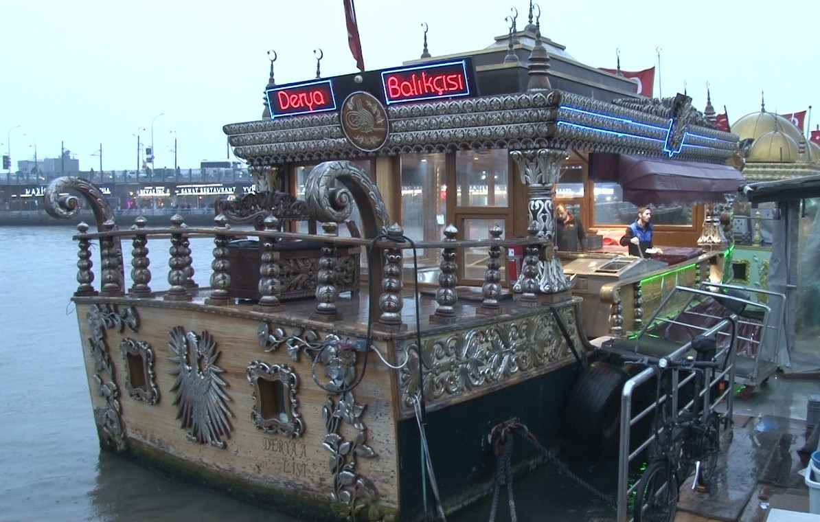 Eminönü’nde balık ekmek tekneleri fırtınadan etkilendi