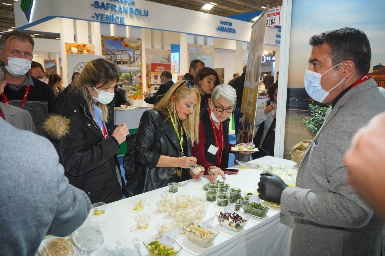 İzmir’de Ayvalık standına ilgi yoğun oldu