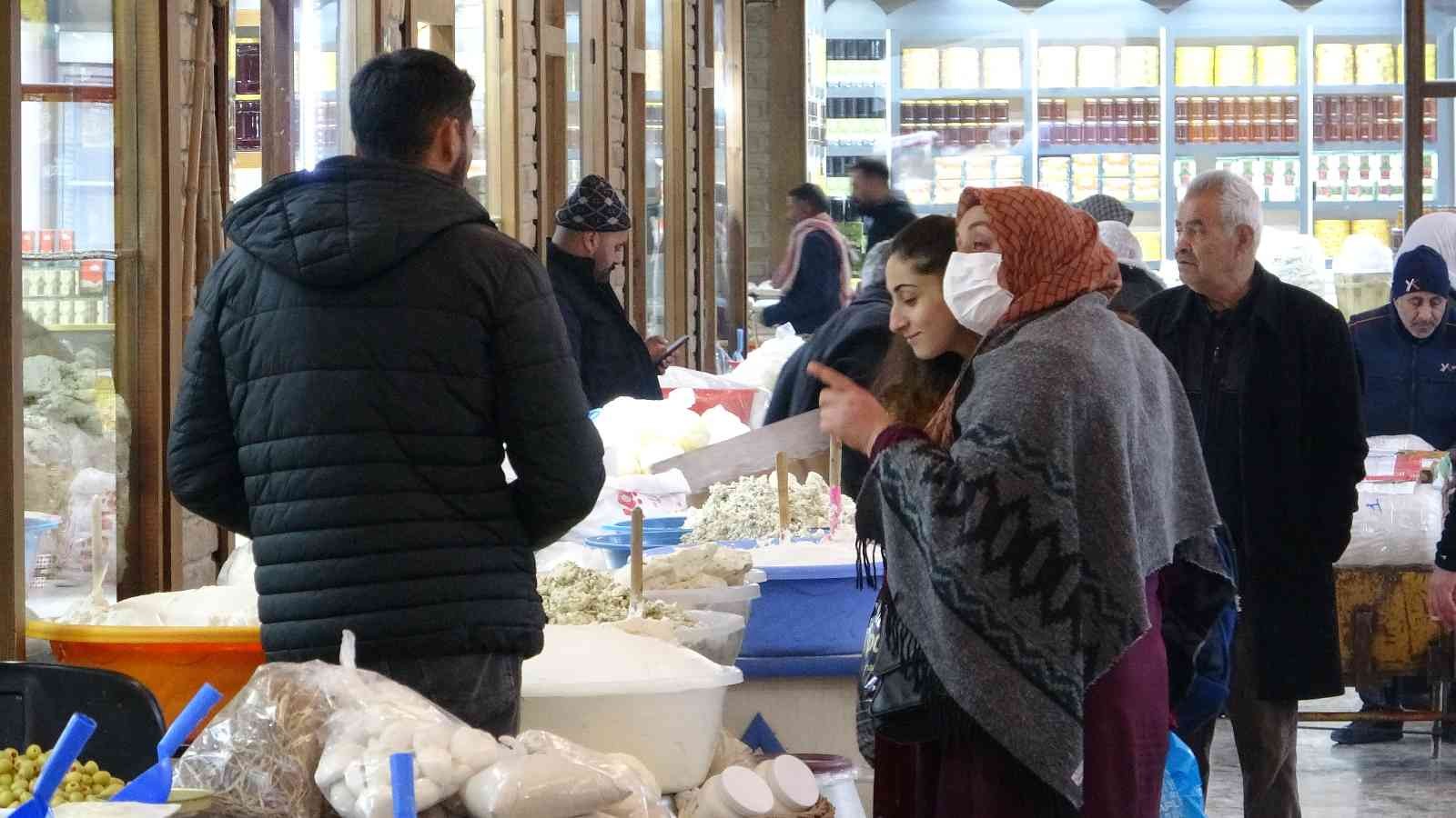 Tarihi Peynirciler Çarşısı esnafı kovboy kapı istiyor