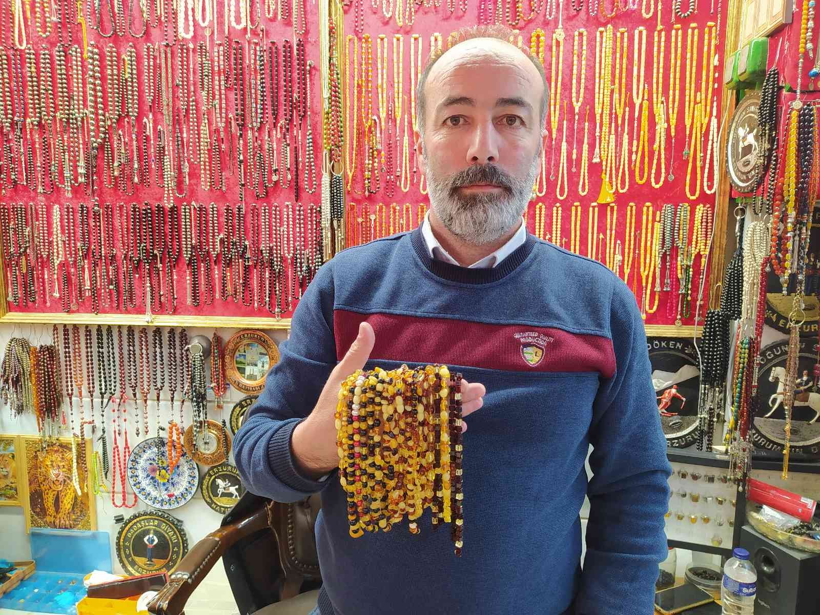 Kehribar diş kolyeleri bebeklerin ağrılarını gideriyor