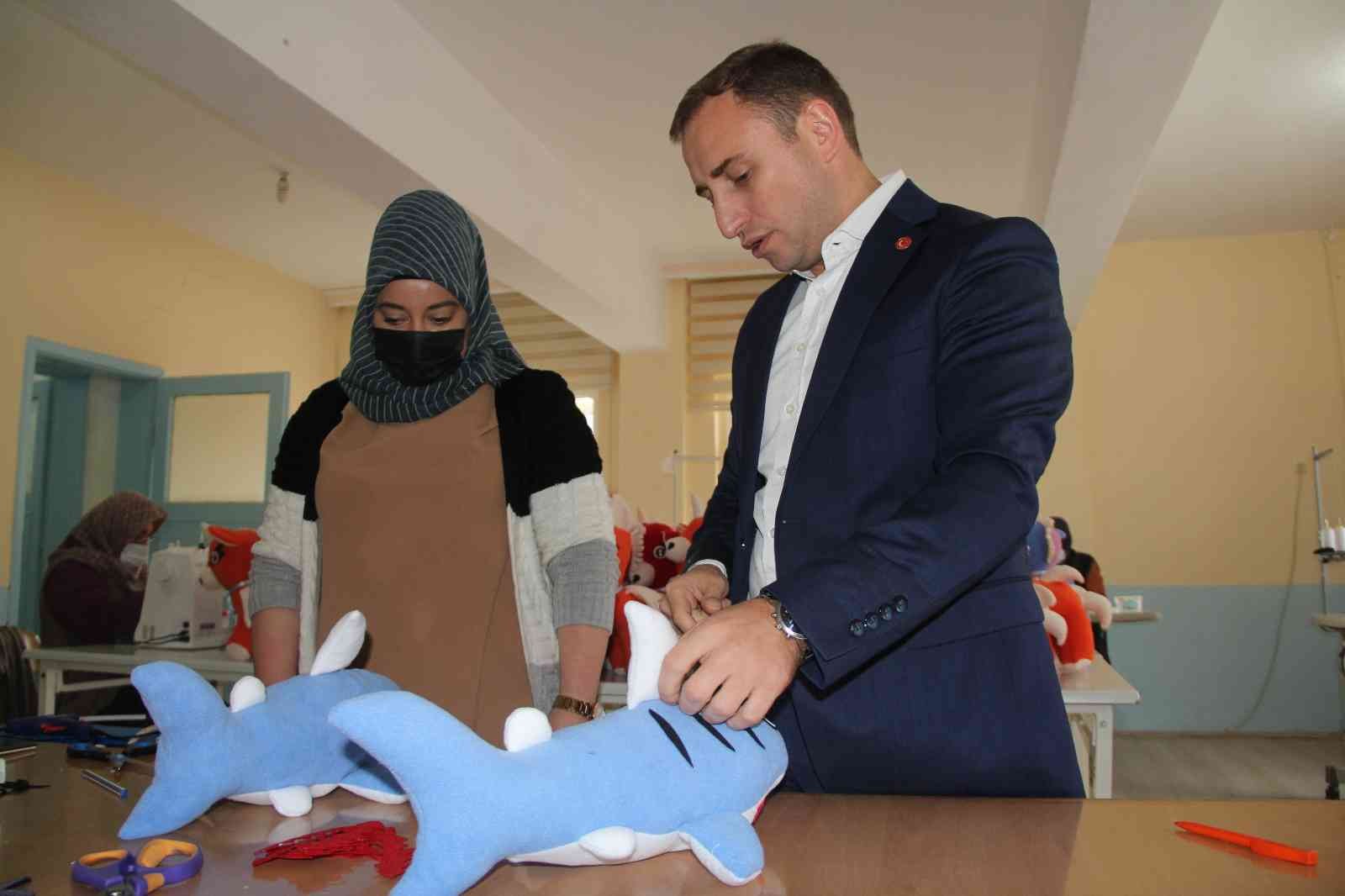 Bu projeyle hem üretici kadınların hem de yetim ve öksüz çocukların yüzleri gülüyor