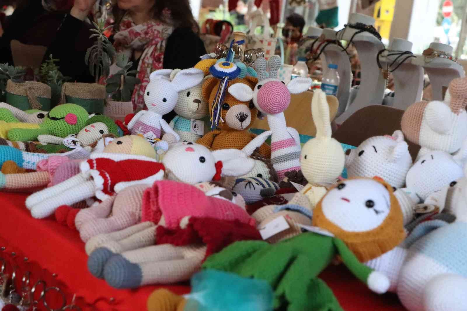 Atakumlu emekçi kadınlardan yılbaşı konseptli pazar