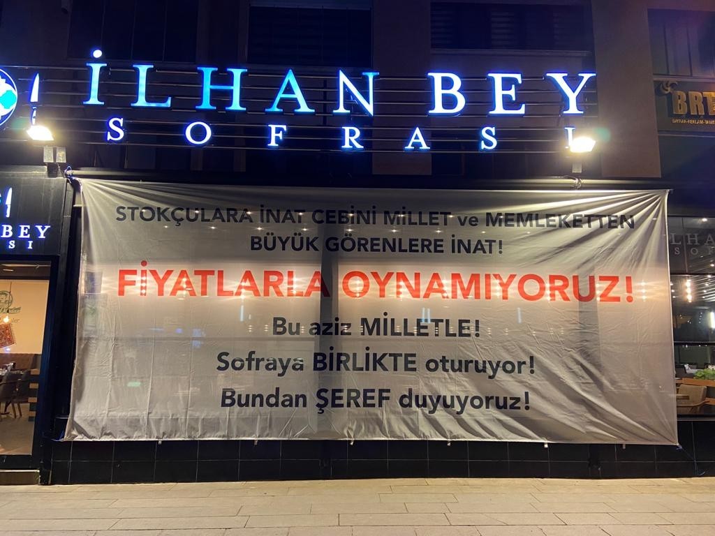 Ankara’da restoran işletmecisinden fahiş fiyat uygulayan ve stokçuluk yapanlara pankartlı tepki