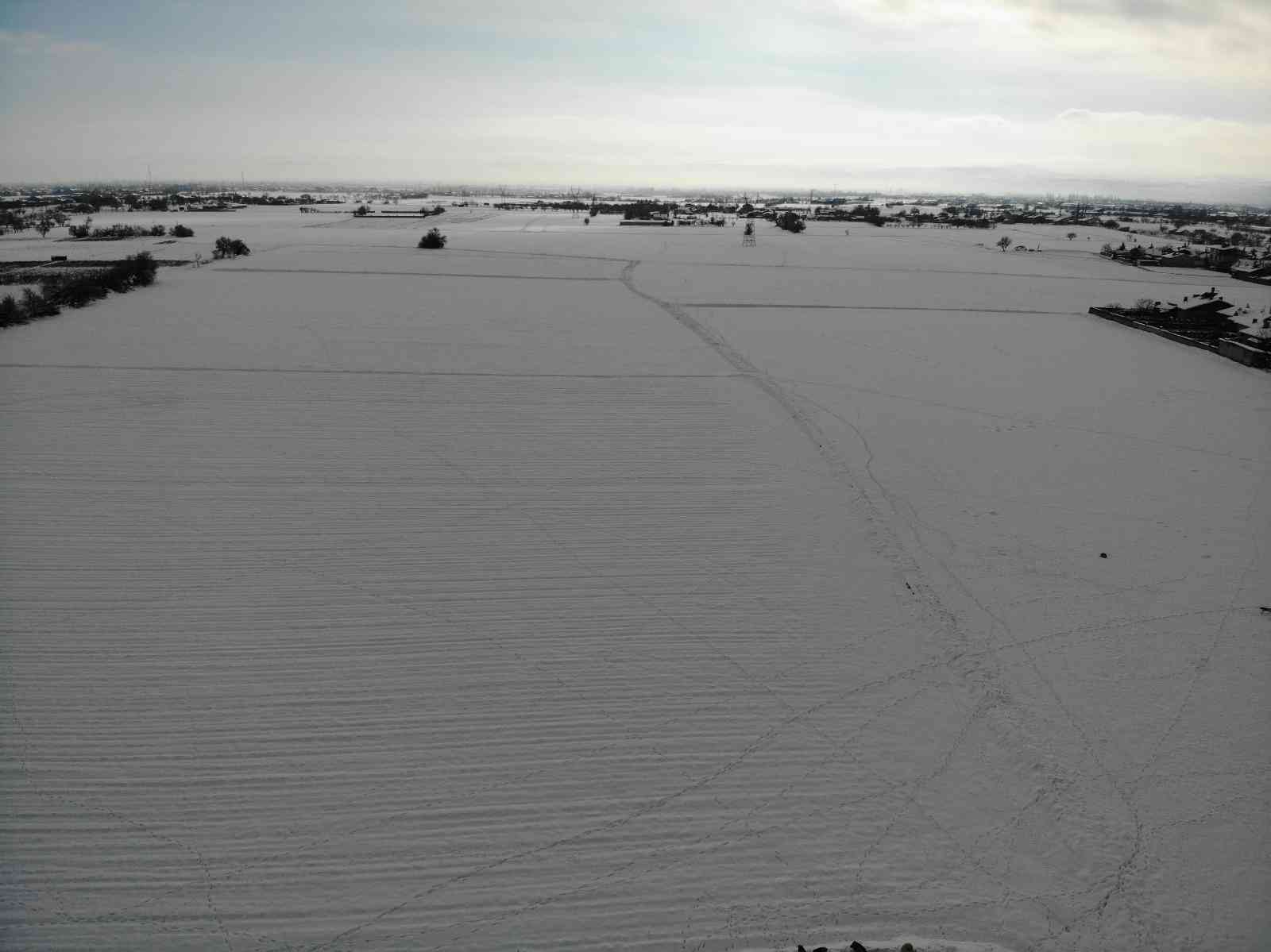 Kar yağışı Konya Ovası’na ilaç oldu
