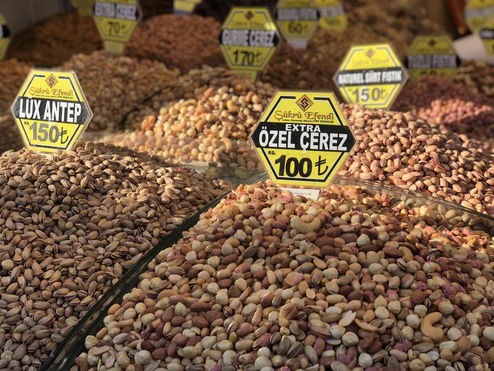 Eminönü’nde yılbaşı öncesi kuruyemişler tezgahları süslüyor