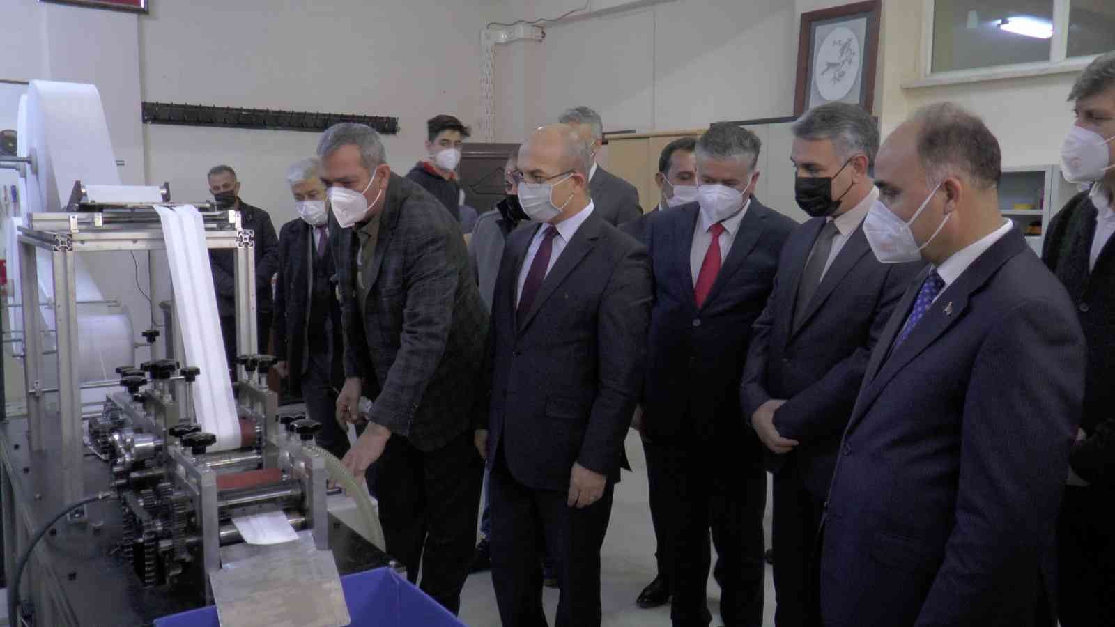 Lise öğrencilerinin yarı fiyatına yaptıkları maske makinasını tanıtıldı