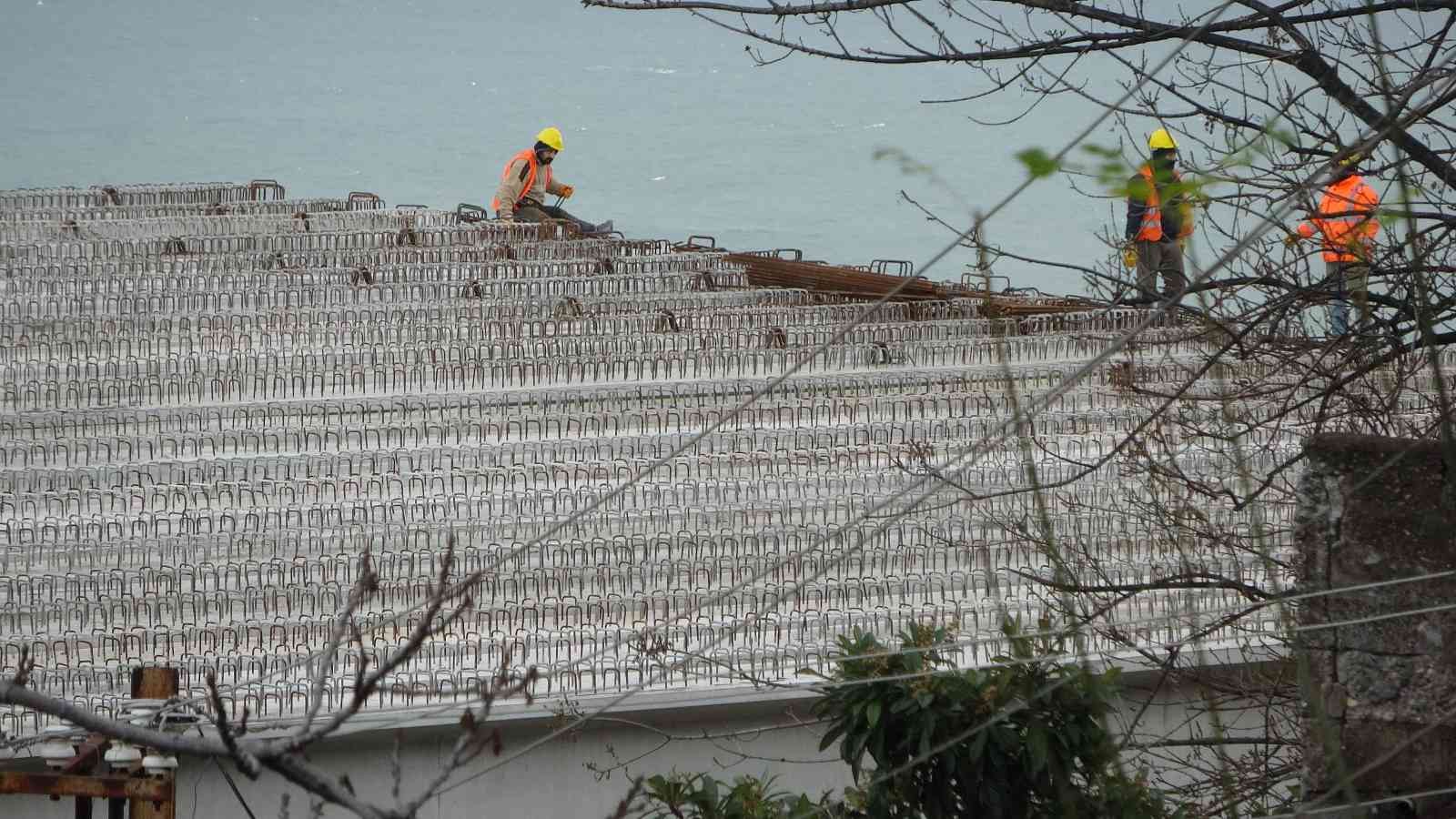 Türkiye’nin en maliyetli şehir içi yolları arasında gösterilen Kanuni Bulvarı’nda yeni viyadüklerin tabyaları yerleştiriliyor