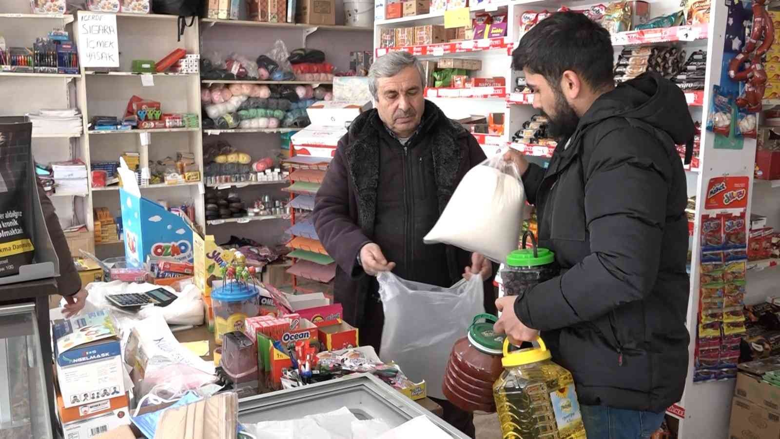 Elazığ’da bakkal sahibi indirim yaptı, astığı yazılarla da dikkat çekti