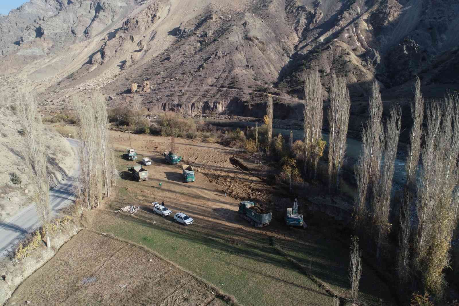 Sular altında kalacak olan ilçede sadece evler değil toprak da tahliye ediliyor