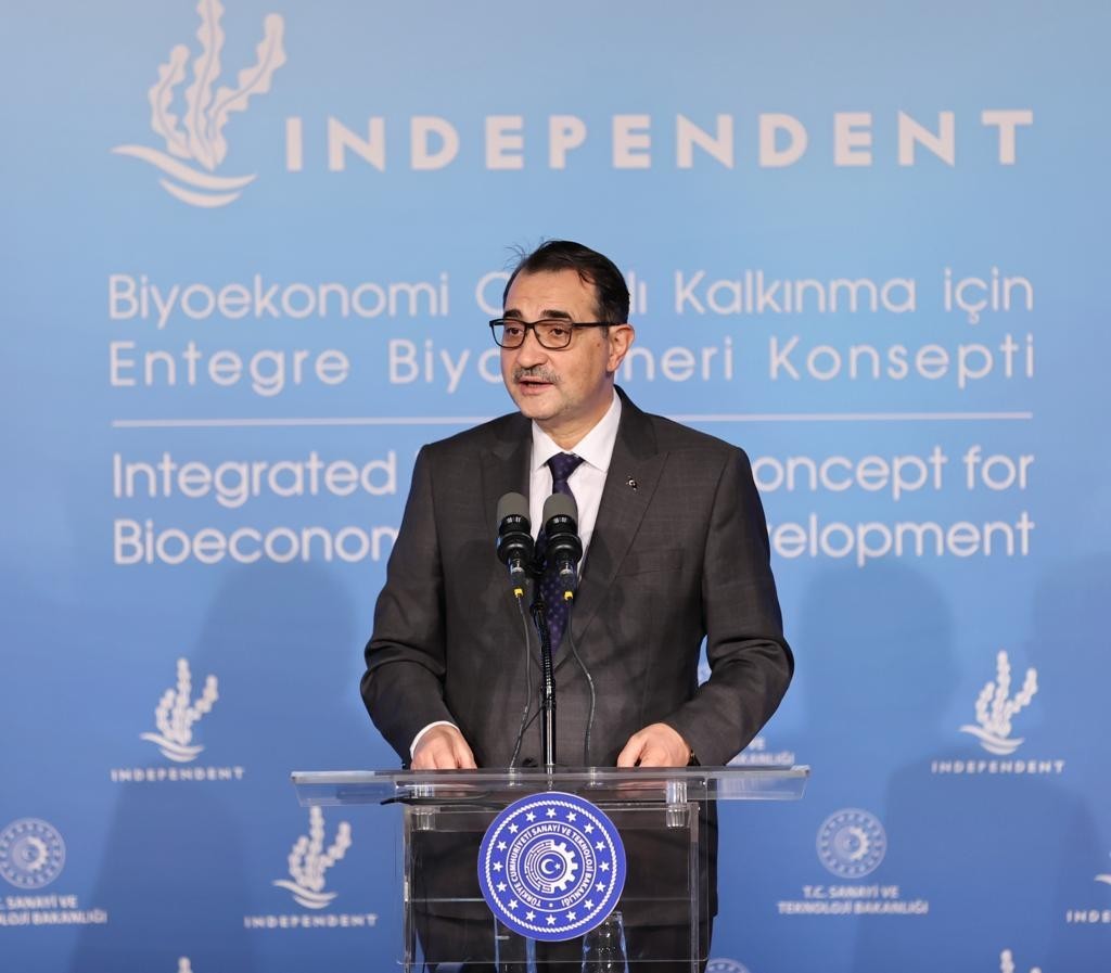 Enerji ve Tabii Kaynaklar Bakanı Fatih Dönmez: ’’Biyojet ve biyodizel yakıtların üretimine yönelik yürütülen Ar-Ge projesinde önemli bir yol kat edildi. Jet yakıtı projesinin Ar-Ge çalışmaları tamamlandı. Bugün açacağımız tesisle birlikte büyük ölçek üretime geçiliyor. 2022’nin ikinci çeyreğinde bütün testleri ve sertifikasyon işlemleri inşallah tamamlanacak. İlk demo uçuşumuzu THY ile bu yıl içerisinde gerçekleştireceğiz"