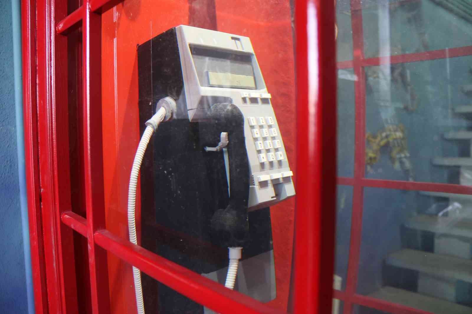 (ÖZEL) İkonik telefon kulübesini akvaryuma çevirdiler