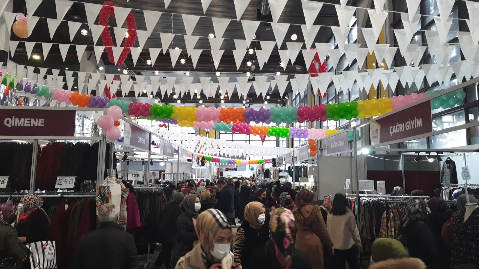 Yüzde 70’e varan indirimlerle ‘Moda ve Alışveriş Festivali’ kadınların ilgi odağı oldu