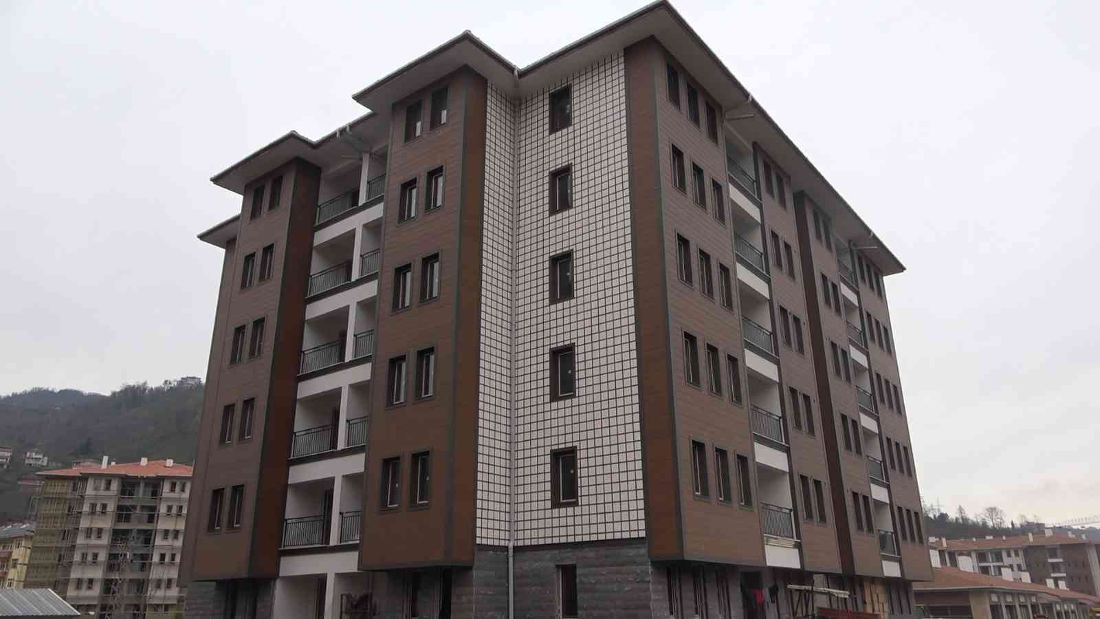 Rize’de deniz suyundan kaynaklı korozyon nedeniyle yıkılan binaların yerine hak sahiplerine yeni binalar yapılıyor