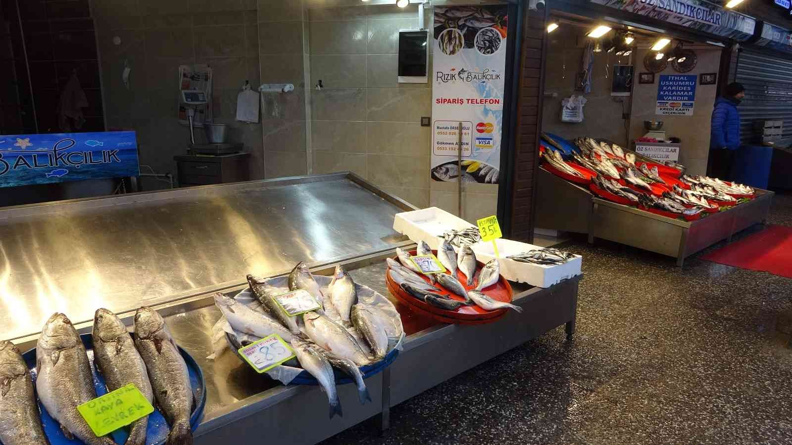 Soğuk ve karlı hava balık tezgâhlarını etkiledi