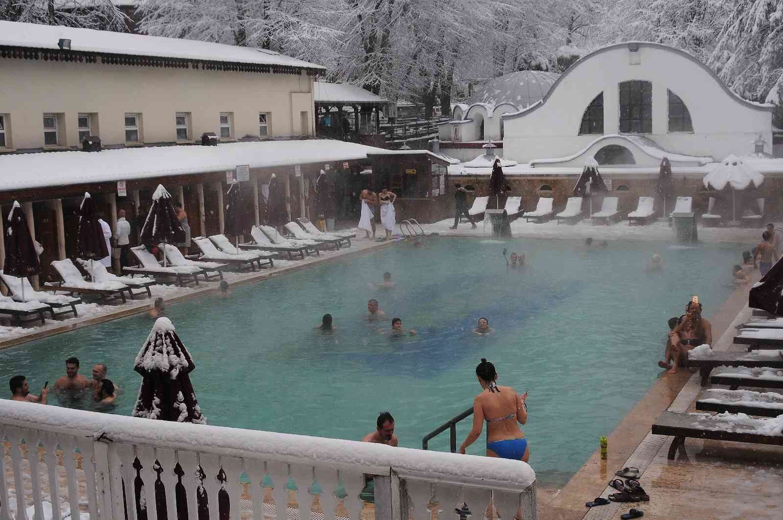 Eksi 3 derecede termal havuz keyfi