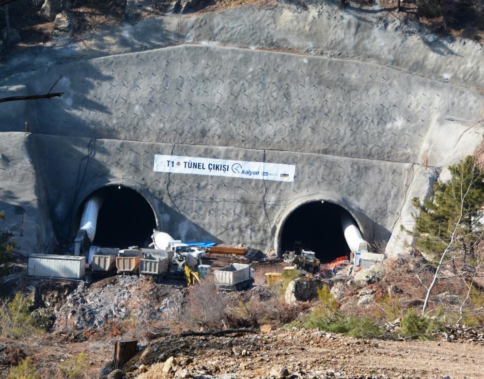 Ayvacık - Küçükkuyu yolundaki tünellerde ‘ışık göründü’ töreni düzenlenecek