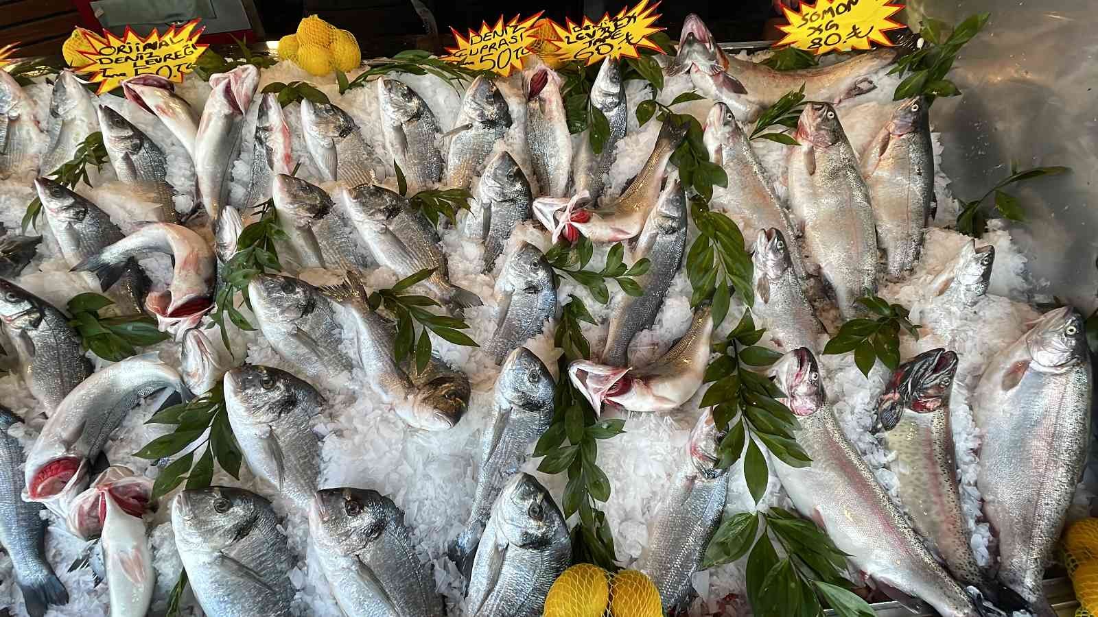 Kar yağdı, balık tezgahları şenlendi