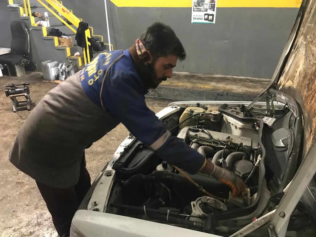 Elazığ’da soğuklar arttı, ustalar sürücülere kış bakımını hatırlattı