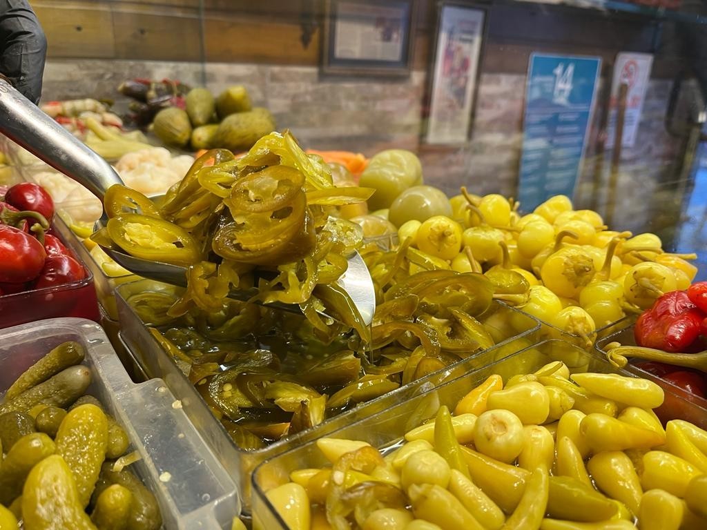 Havaların soğumasıyla acı biber turşusunun satışları 10 kat arttı