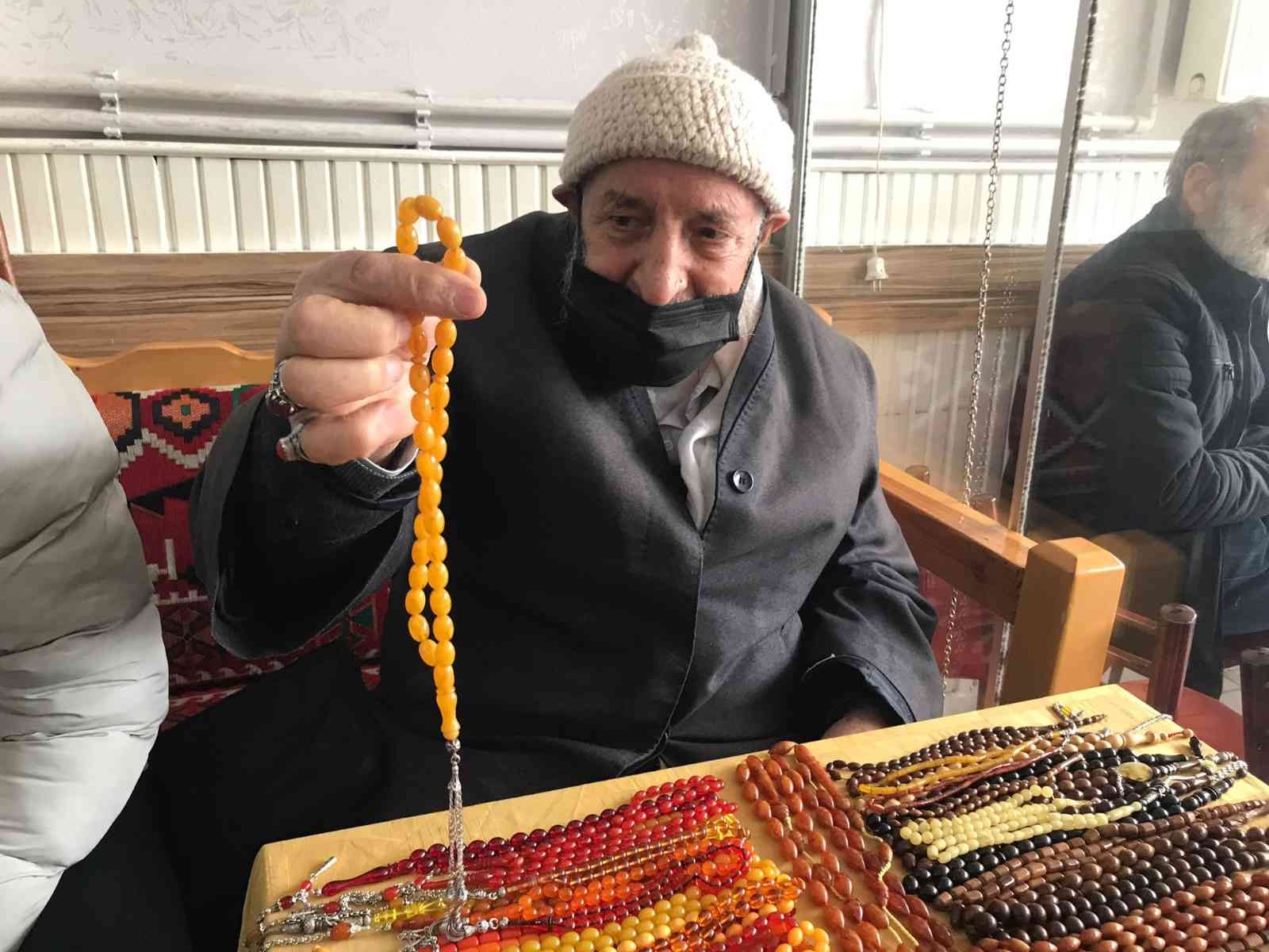 Elazığ’da asırlık tespihler çay ocağında sergileniyor: Fiyatı 10 bin dolara kadar çıkıyor