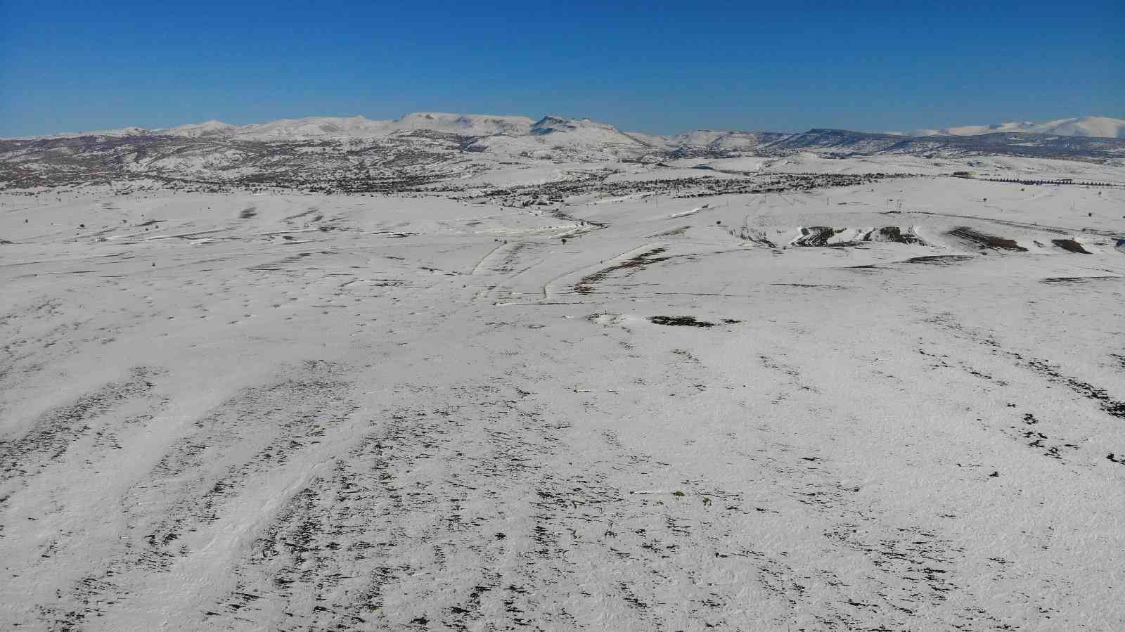 Kar yağışı çiftçilerin yüzünü güldürü