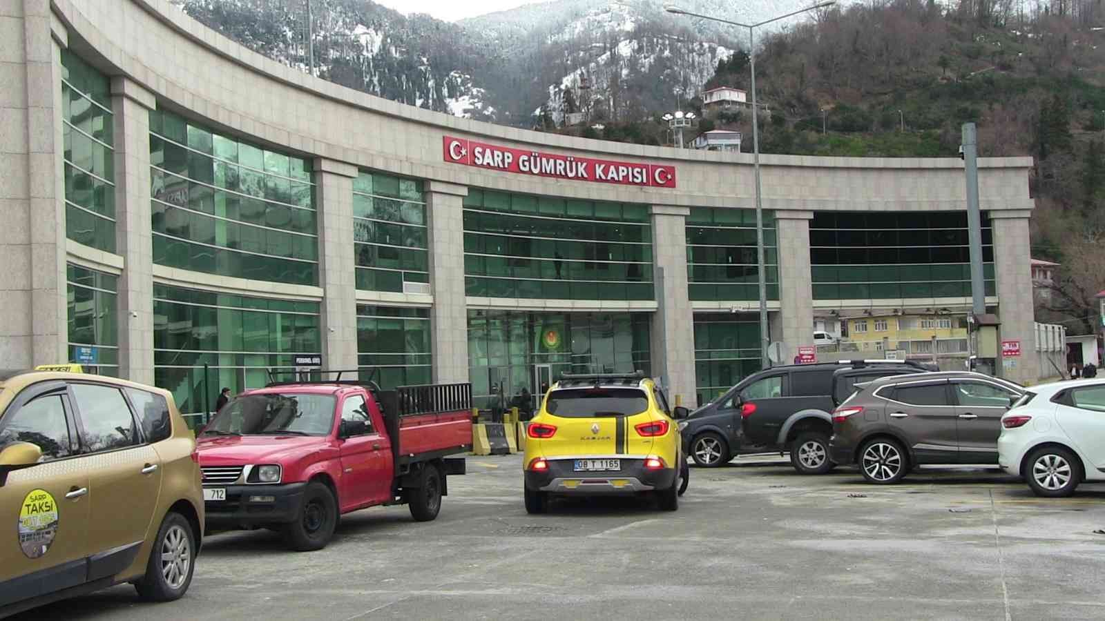 Sarp Sınır Kapısında araç geçişleri arttı, yolcu geçişleri azaldı