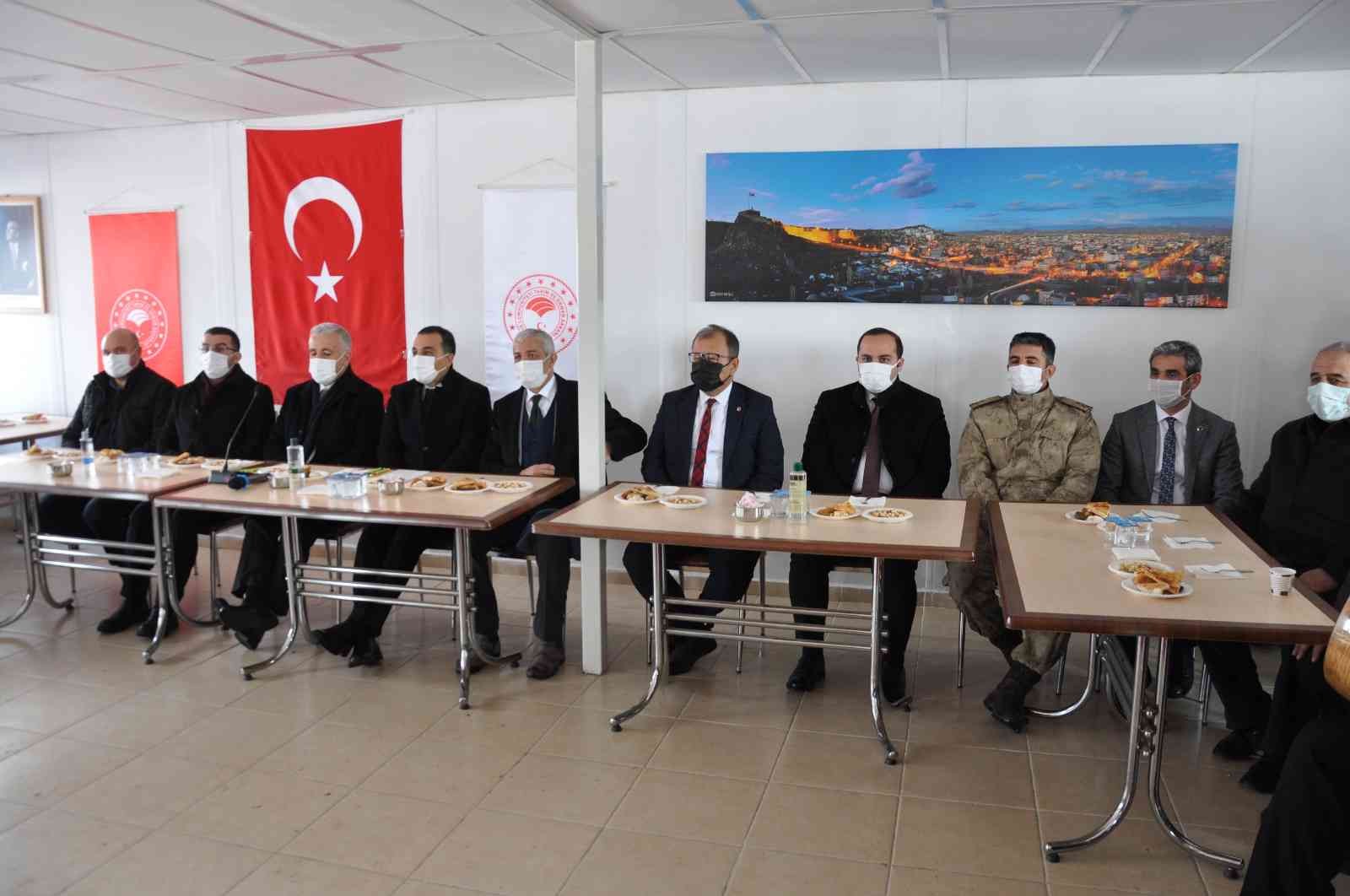 Kars’ta 31 çiftçiye 2 bin 884 koyun verildi